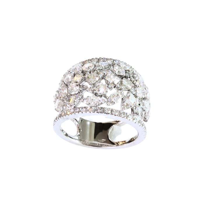 Anello con diamanti di tagli diversi