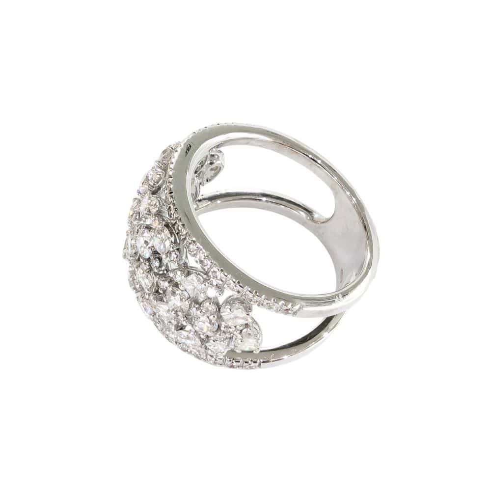 Anello con diamanti di tagli diversi