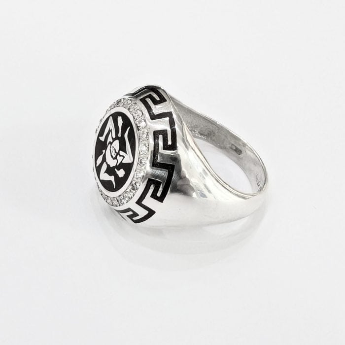 Anello in argento con simbolo Trinacria e brillanti