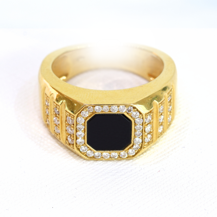 Anello in oro giallo e diamante nero